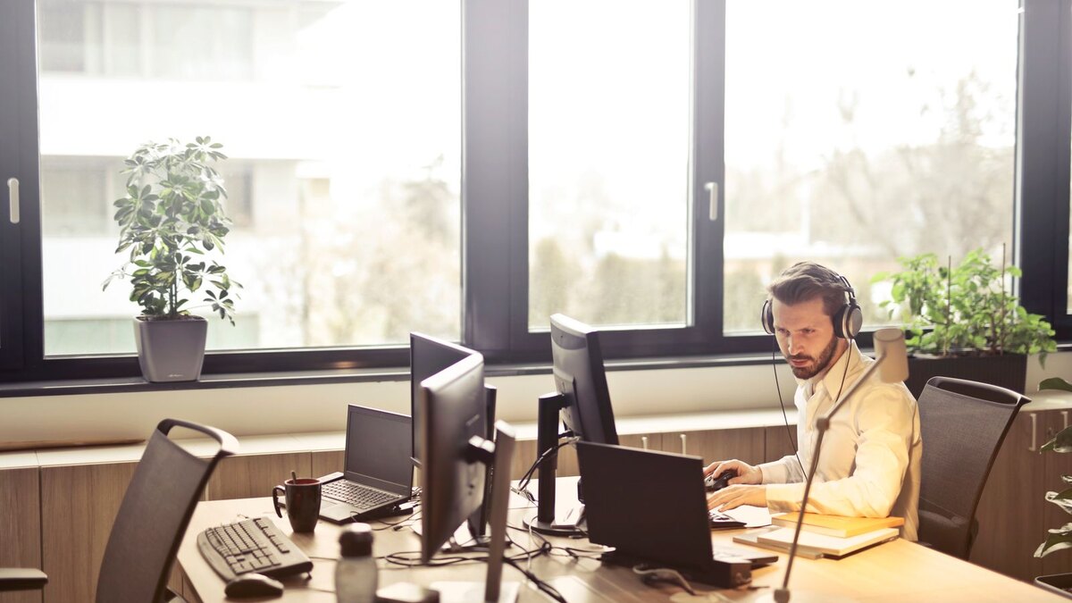 Office operator at a desk with a headset, the person who currently narrates the route